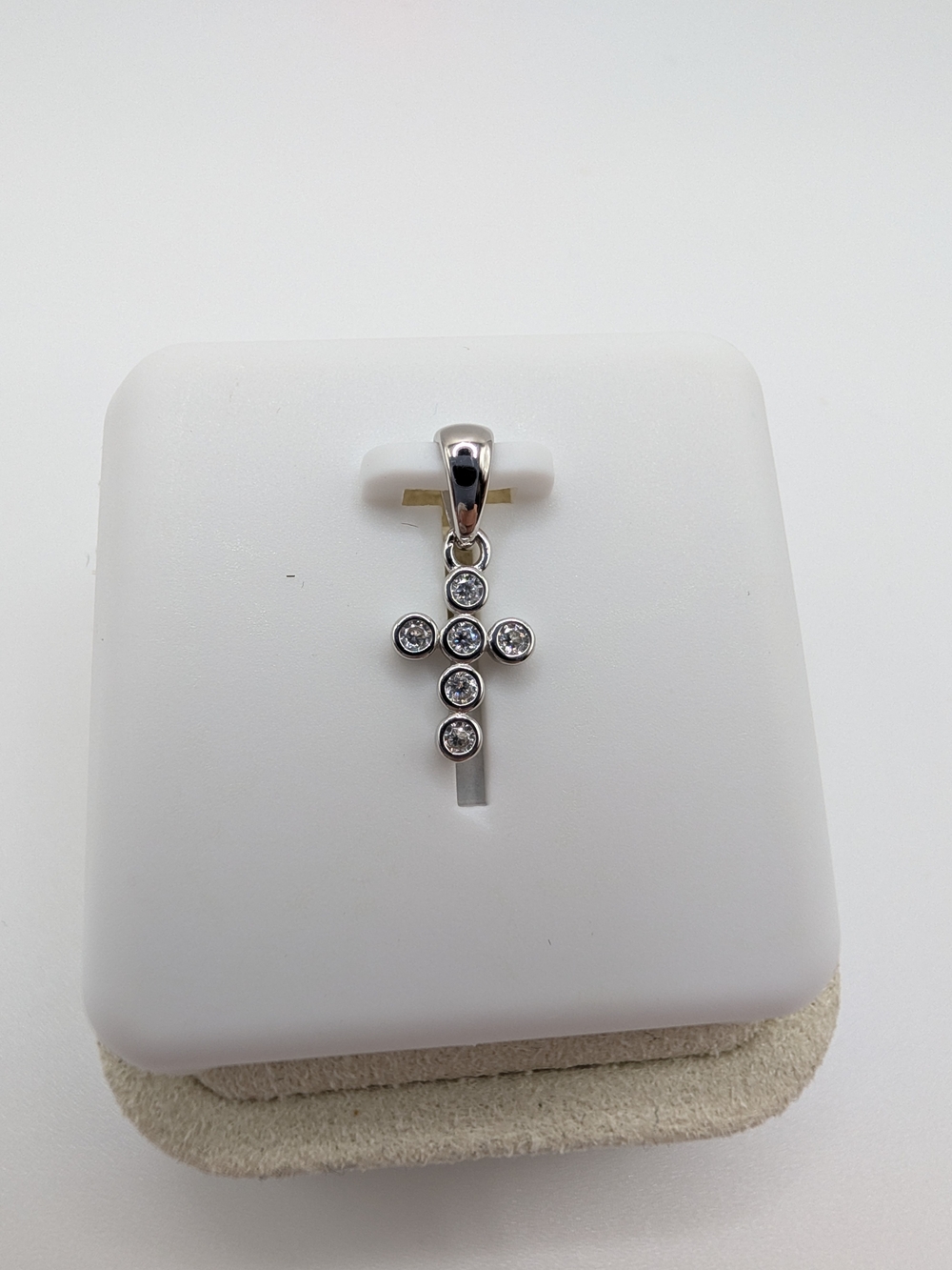 NWT 925 Sterling Silver 0.50 CTW Dainty Moissanite Bezel Cross Pendant